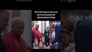 Il piccolo violinista che suona davanti a Papa Leone XIV
