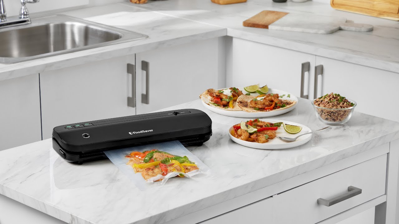 FoodSaver Vacuum Sealer Special Value Pack, Compact Machine with Bags 