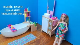 Barbie videoları. Barbie'nin  küçük banyo eşyalarını  yerleştiriyorum. Barbie oyunları.