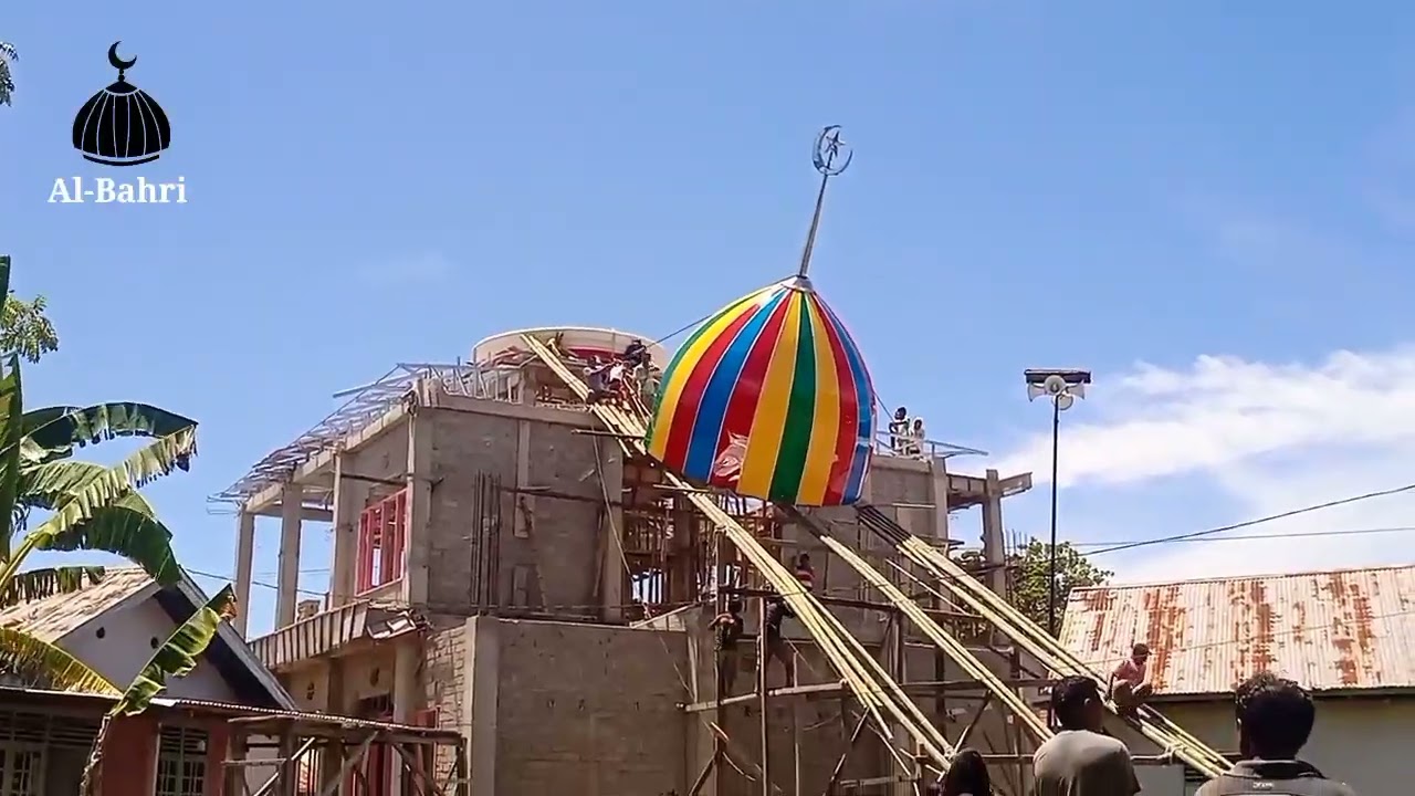 Gotong Royong Masyarakat Proses Pemasangan Kubah Masjid AL BAHRI Pentadu Barat