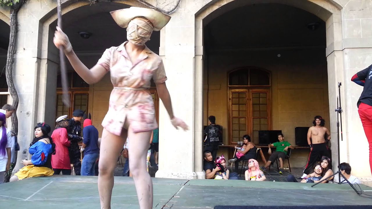 Silent Hill cosplay performance