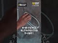 チョークで黒板にパソコン画面を描く男