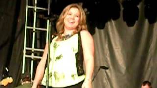 Kelly Clarkson Banter with crowd2 - Orem Summerfest - June 11, 2009