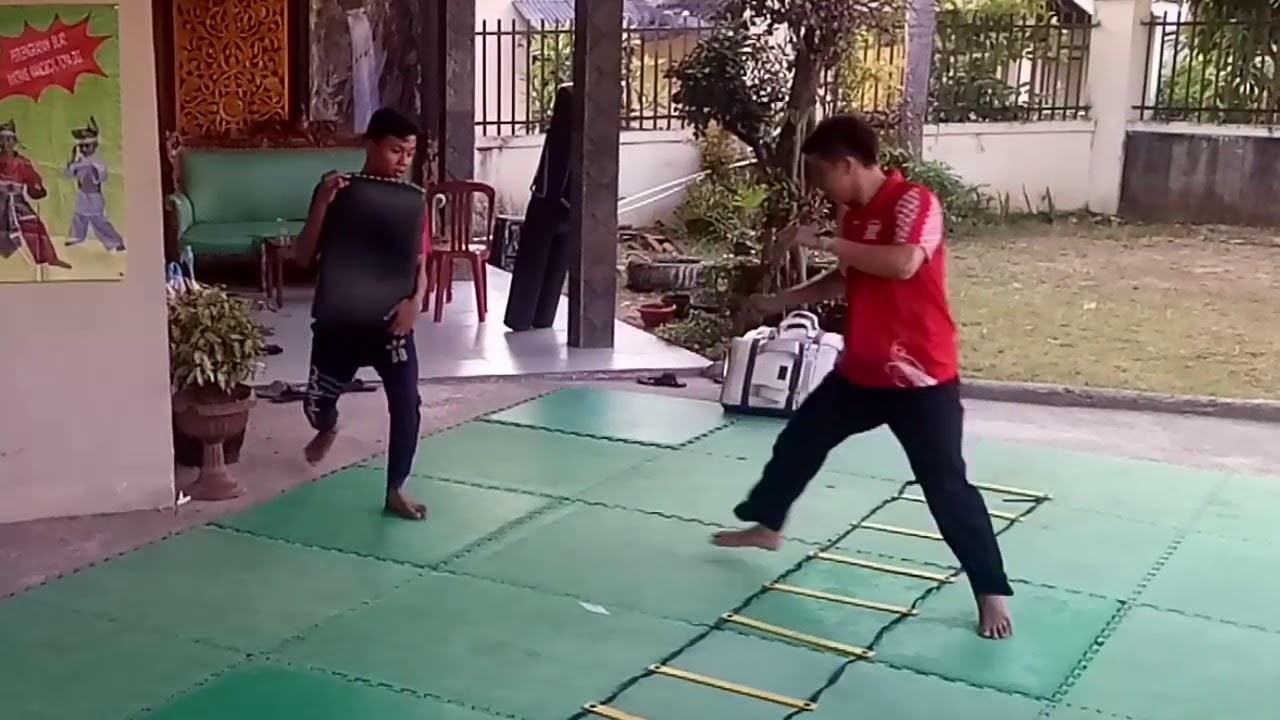 Latihan kelincahan dengan menggunakan ladder dan di Latihan kelincahan dengan menggunakan ladder dan di