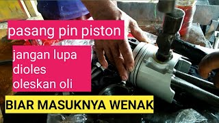 PASANG PIN PISTON KE CONNECTING ROD 6D34