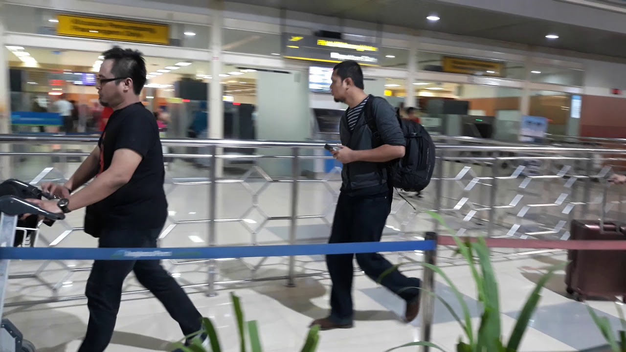 Beginilah pintu masuk bandara makassar - YouTube
