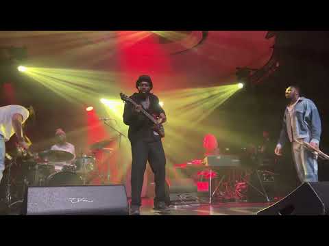 Ezra Collective, Pure Shade (from trumpet solo on) - Live Strong live in Berlin