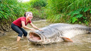 Catching Giant Carp and Catfish in the Steam with Single Mom and Kids - Bring them to Market to Sell