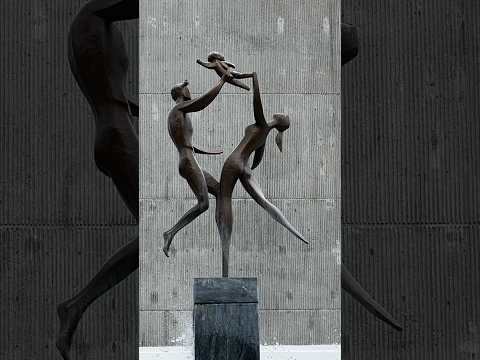 Escultura con una vibración diferente en la Plaza de La Cultura de Santo Domingo