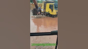 🌊 Flood Rescue Genius! Excavator Becomes Lifesaver ↓
