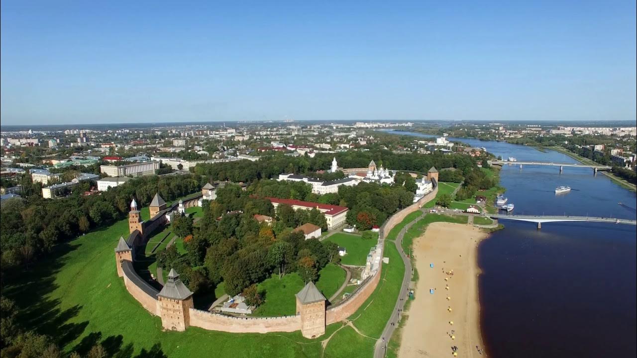 Есть ли в великом новгороде. Новгородский Кремль Детинец Великого Новгорода. Великий Новгород Детинец Кремль. Великий Новгород крепость. Великий Новгород Кремль сверху.