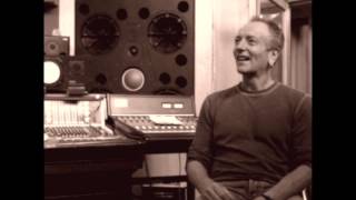 In the Studio w/ MANRAZE-Phil Collen discusses the many keys of 'Photograph'