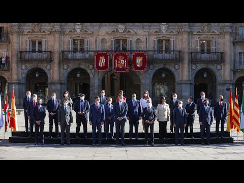 Abucheos a Sánchez y aplausos al Rey a su llegada a la Plaza Mayor de Salamanca