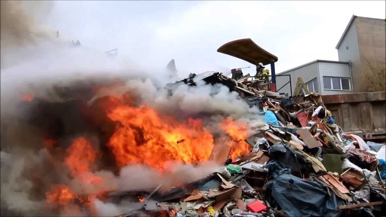 Feuerwehr Garching: Großbrand Recyclinghof