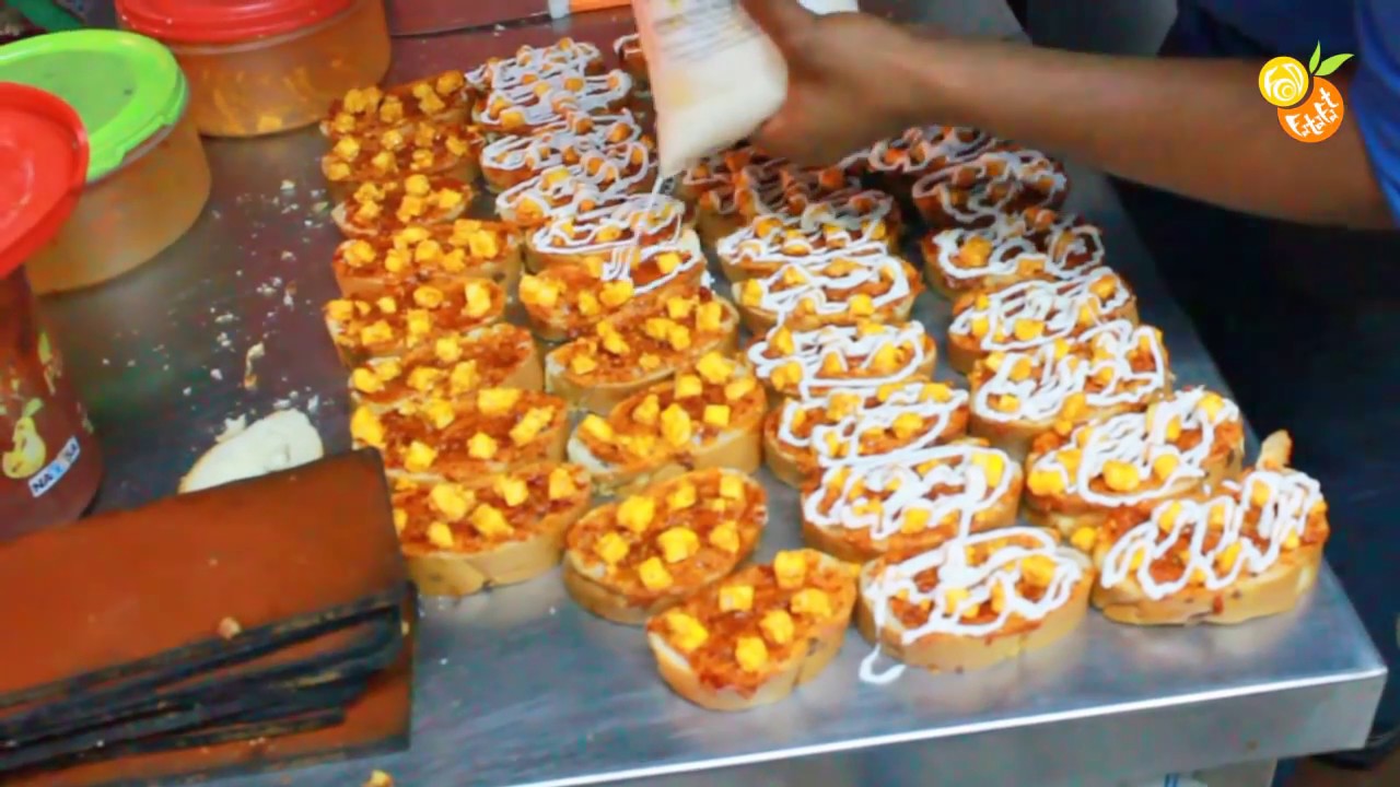 This guy makes yummy cheese garlic bread  - Street food India | Food Fatafat