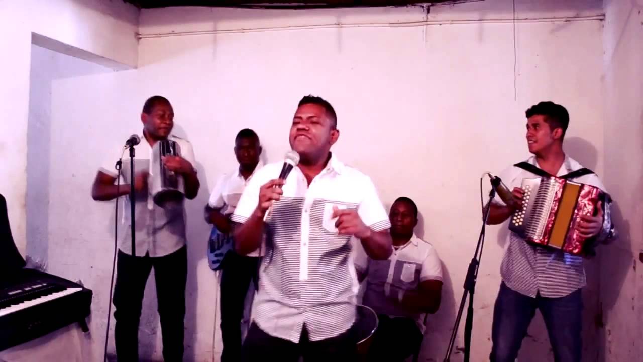 PAPAYERA Y GRUPO VALLENATO EN MEDELLIN HORA LOCA SHOW (los