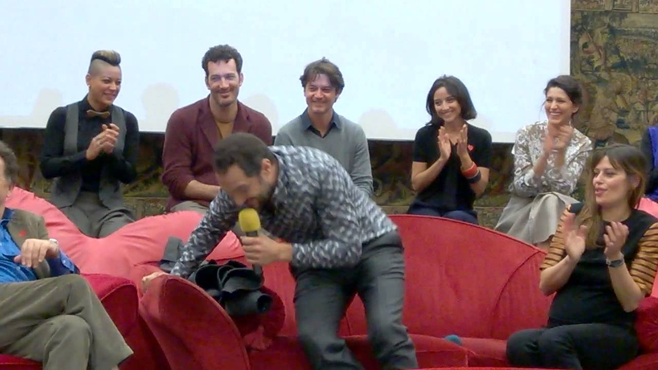 Claudio Santamaria presenta la sua famiglia in È' arrivata la felicità