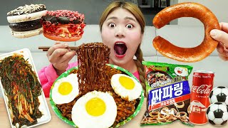 하이유의 진진짜라 파김치 먹방! 편의점 Mukbang Convenience Store Food 킬바사소세지 짜파링 마카롱 축구공젤리 코카콜라  | HIU 하이유