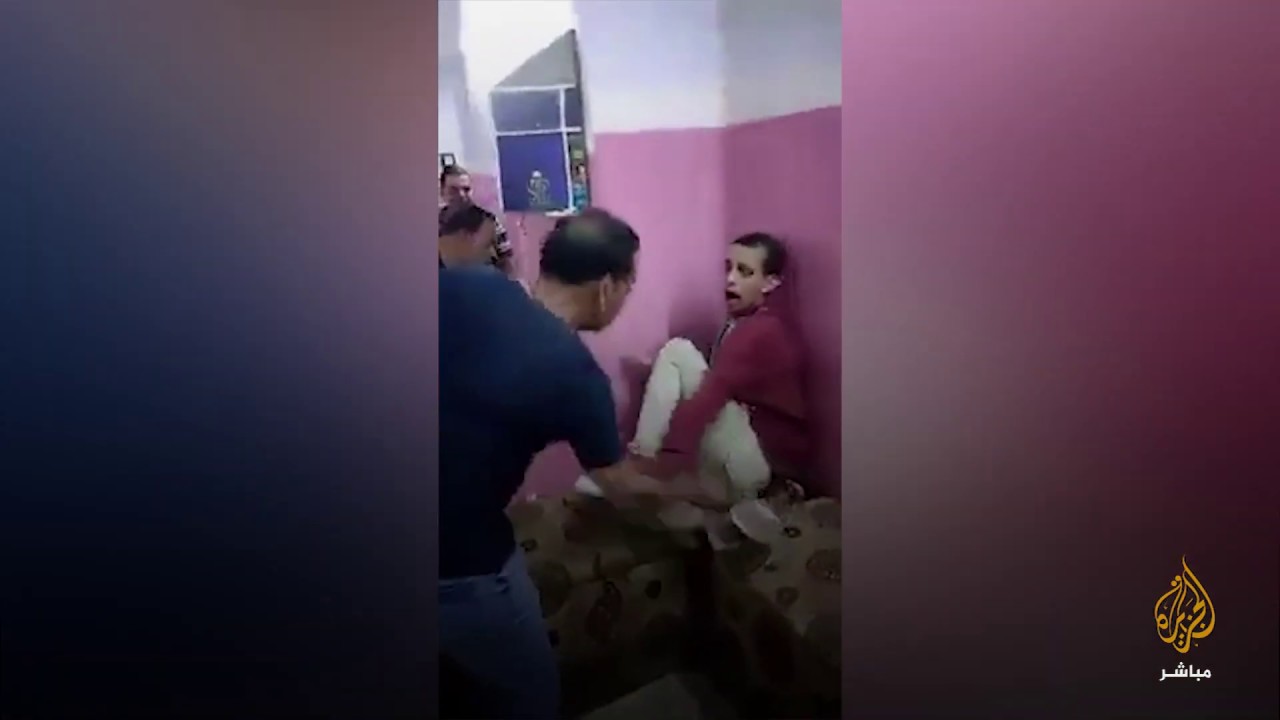شباب مصريون يعتدون بالضرب على أحد ذوي الاحتياجات الخاصة في مصر