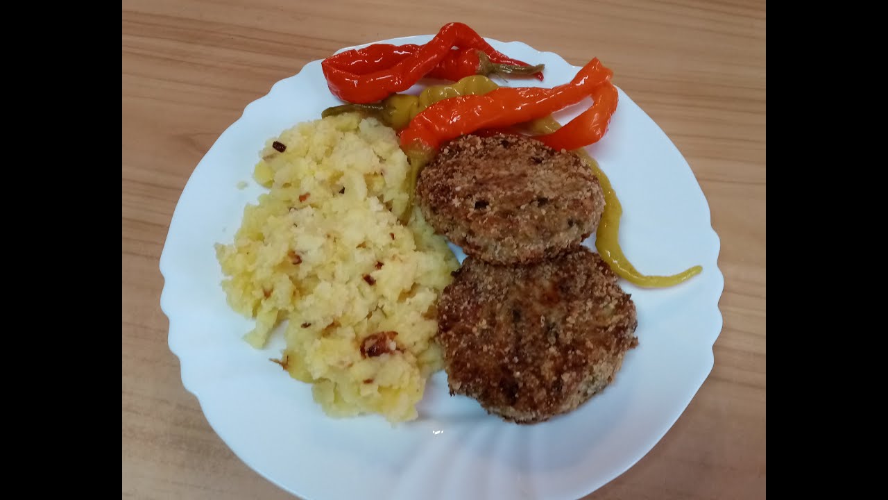 Kapustové karbanátky, šťouchané brambory s osmaženou cibulkou