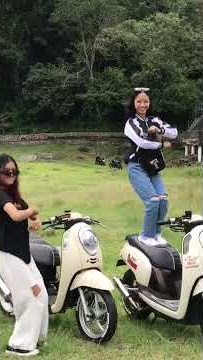 story wa 2 wanita goyang di atas motor scoopy.