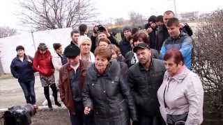 Феодосия  Крымско татарские женщины принесли продукты заблокированным воинам Украинских ВВС