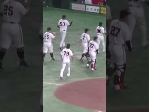 臨時ノッカーの亀井コーチ一発でキャッチャーフライ決める（読売ジャイアンツ 対 横浜DeNAベイスターズ 2024年10月2日） #読売ジャイアンツ #巨人 #亀井善行