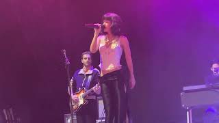 The Marías: …baby one more time (Britney Spears cover) [Live 4K] (Summerfest 2022  - July 2, 2022) Resimi