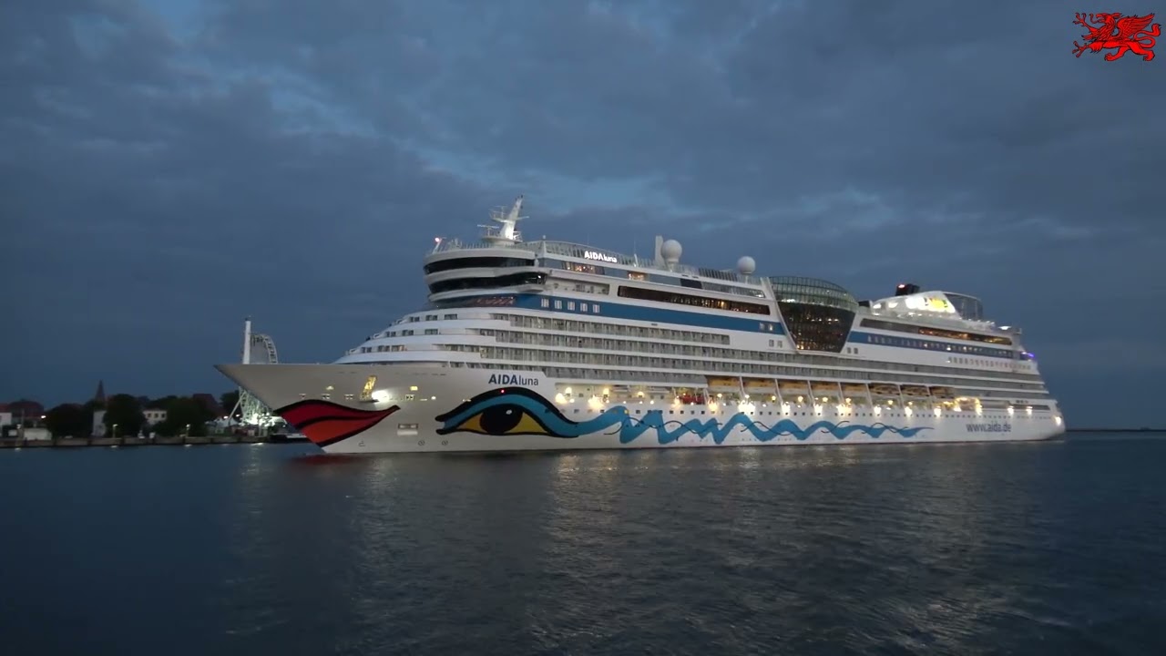 26.09.2026 Warnemünde: Das Kreuzfahrtschiff AIDAluna um 6:30 Uhr beim Einlaufen am Molenfeuer.