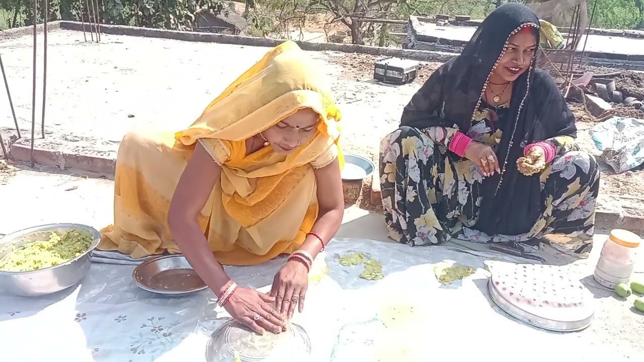 बबीता जौनपुरिया मोनिका जी को पापड़ बनाने बता रही है