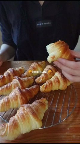 サクじゅわっクロワッサンを焼く🥐#パン #レシピ