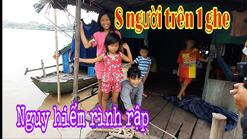Hai vợ chồng cùng 6 đứa con nhỏ sống chen chút trên 1 chiếc ghe nhỏ nguy hiểm| Rong Ruổi Miền Tây