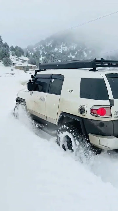 Toyota FJ Cruiser on snow
