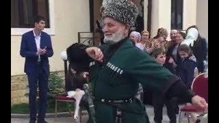 Видео ВОТ ЭТО УВАЖЕНИЕ!!! ВСЕ АПЛОДИРУЮТ ДЖИГИТУ В ТАНЦЕ ЛЕЗГИНКИ - ХЕЛХАР БАЛ (автор: Хатиев Мурад)