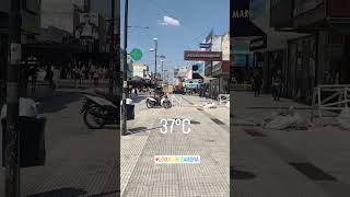 Peatonal Laprida. En Lomas de Zamora. Baldosas blancas sin árboles, calentamiento total.