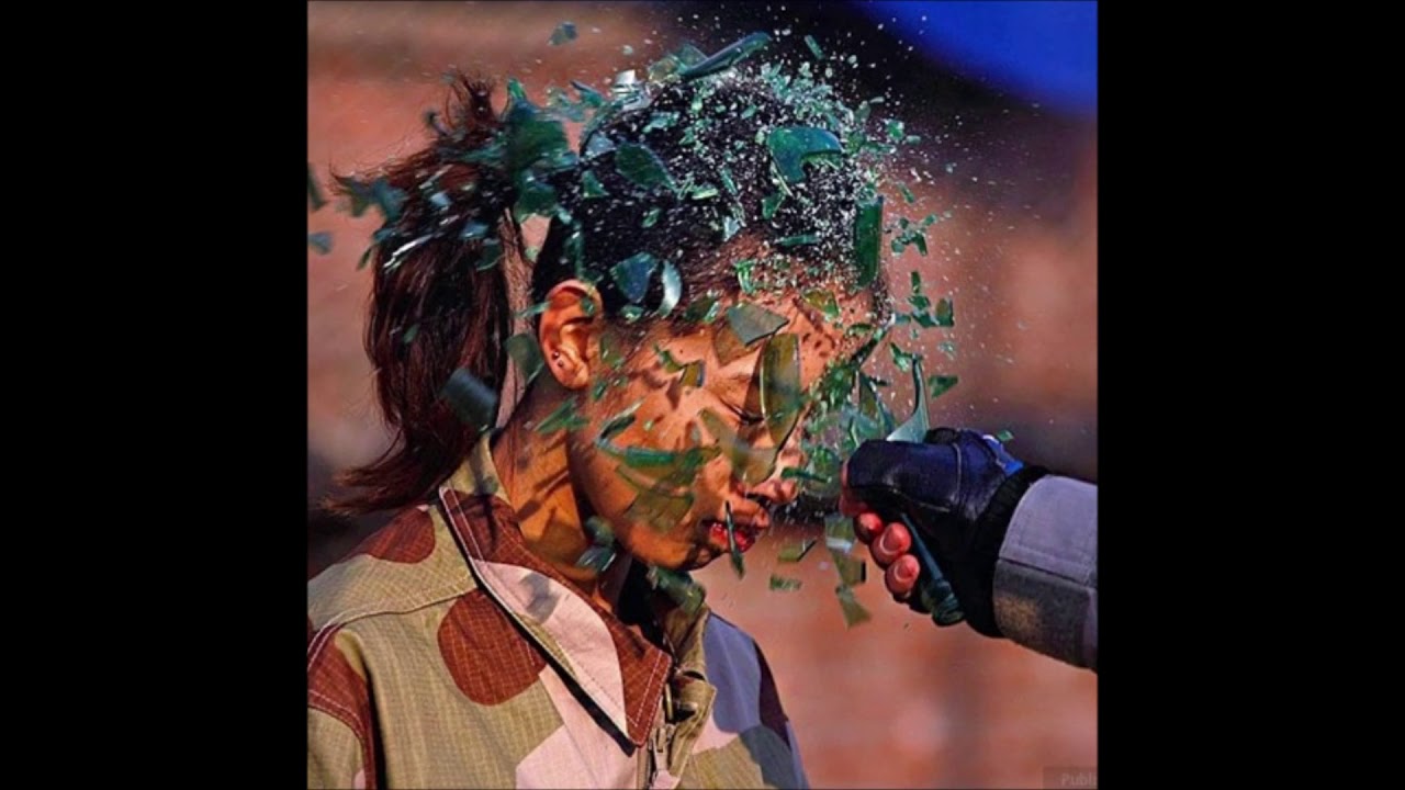 мужчина с половиной головы. женщина с молотком. удар молотком по голове. избиения на митинге в москве. чел с молотком.