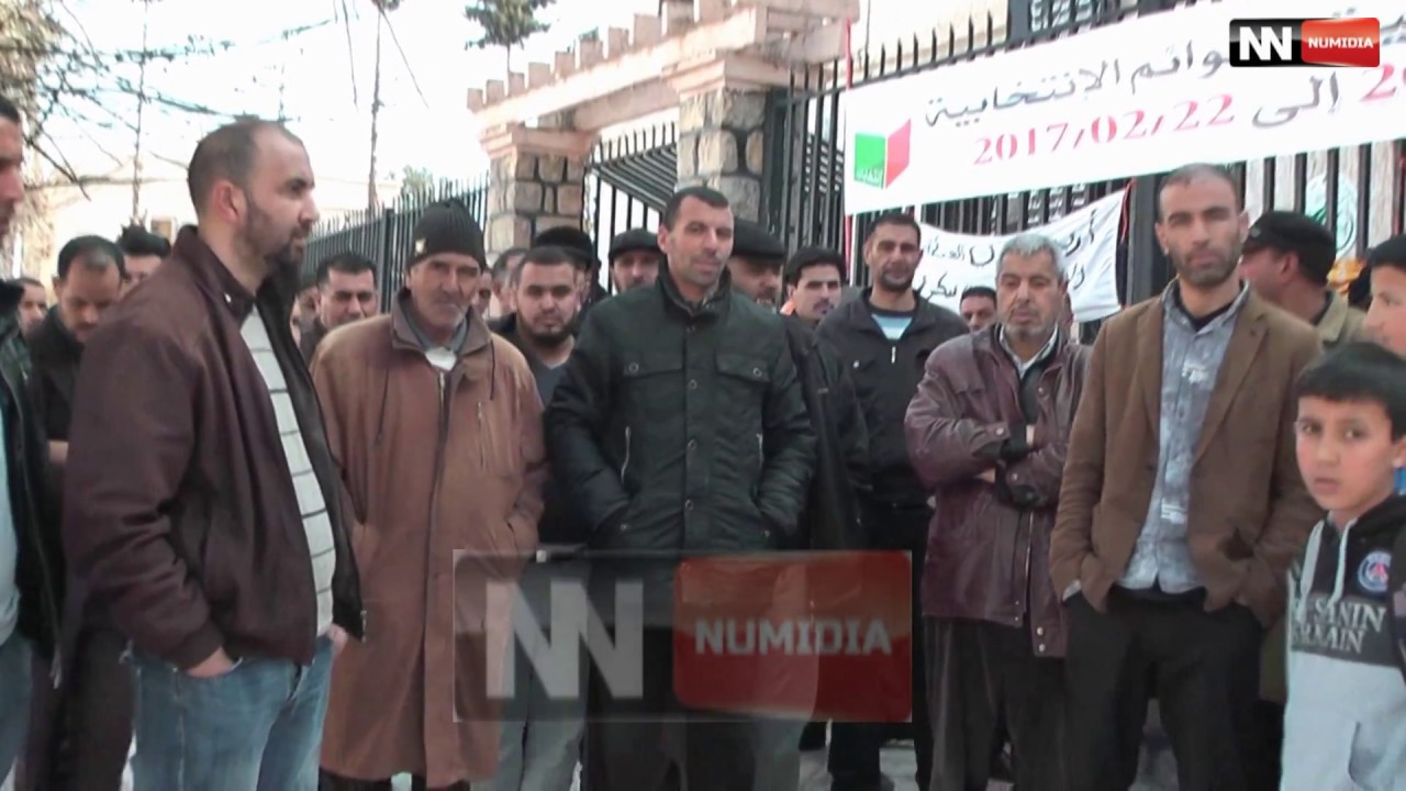 مواطنوا مروانة يعتصمون أمام مقر البلدية ويطالبون بالإسراع في توزيع السكنات بعيدا عن التماطل