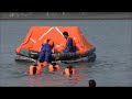 火せんの着火訓練と海上での救命筏の膨張と乗り込み訓練