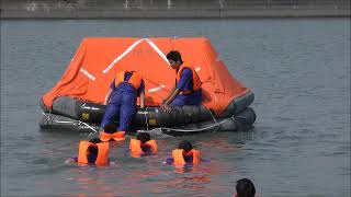 火せんの着火訓練と海上での救命筏の膨張と乗り込み訓練