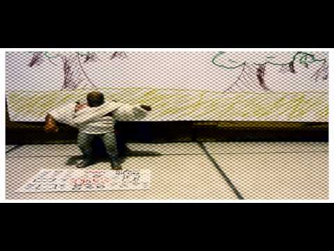Watch the video for Como Quieres Que Te Quiera