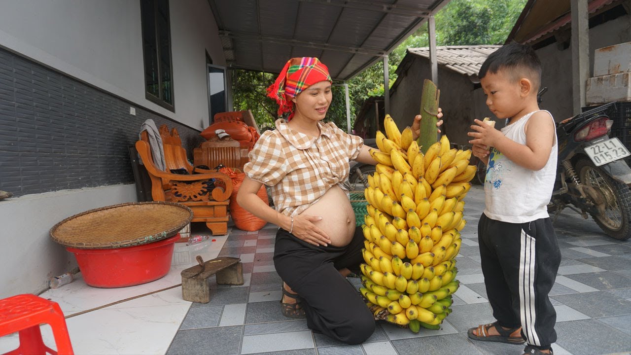 6 month pregnant single mother harvests bananas to sell - Takes care of chickens, ducks on the farm
