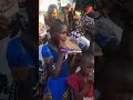 Ona Mamia Ya Watu Yalivyobebelea Picha Na Nguo Ili Ziombewe Na MtemiBuberwa Ona Mamia Ya Watu Yalivyobebelea Picha Na Nguo Ili Ziombewe Na MtemiBuberwa