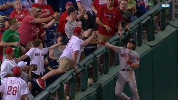 BOS@PHI: Benintendi reaches into the crowd for catch