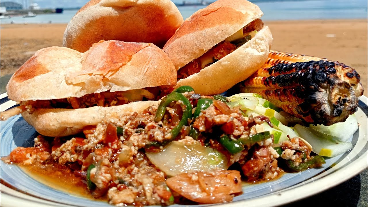 Acampei numa praia deserta para fazer um HAMBURGUER DE LULA E OVO e ficou incrível