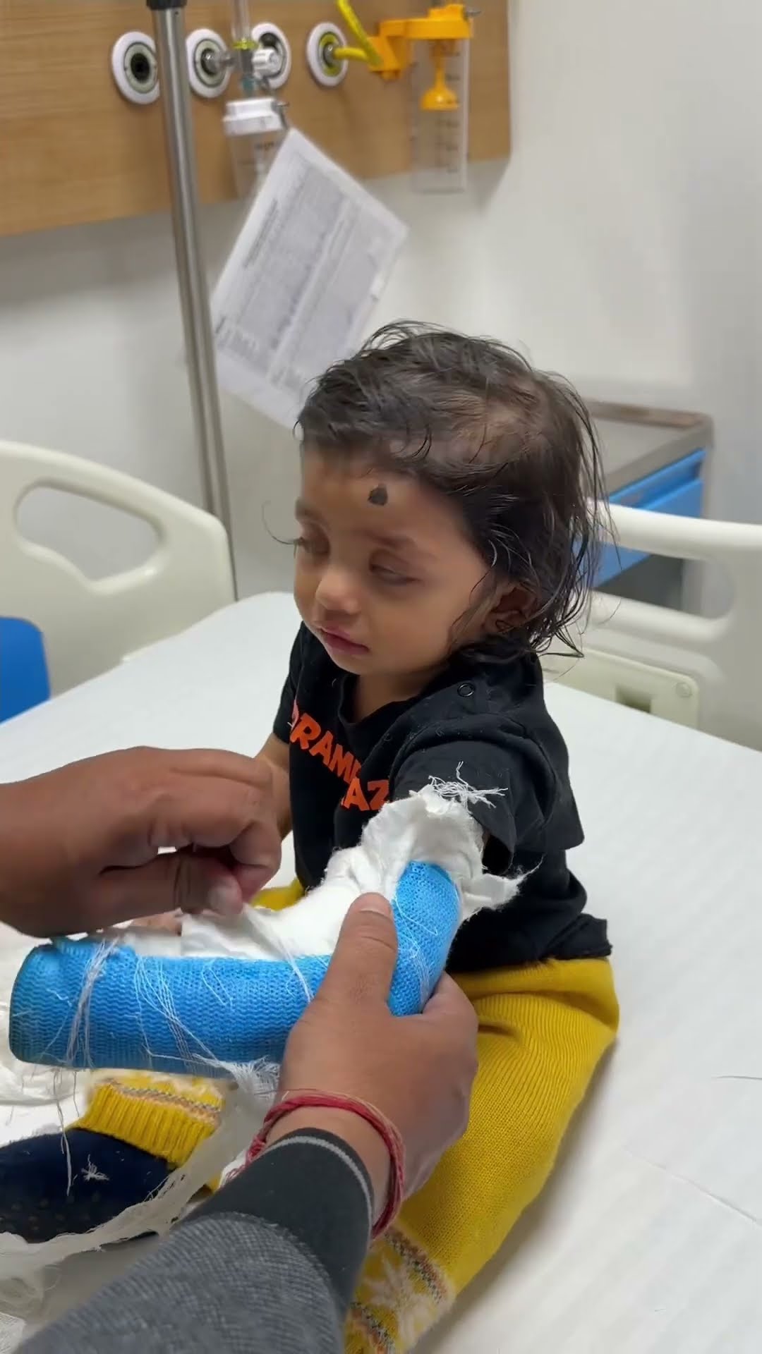 Ridhima gai doctor uncle ke paas plaster utarwane ???