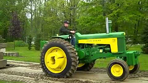 Kolik váží traktor John Deere 730?