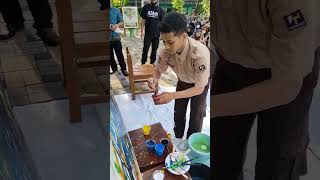 dia tidak grogi melukis ditonton teman seombyok