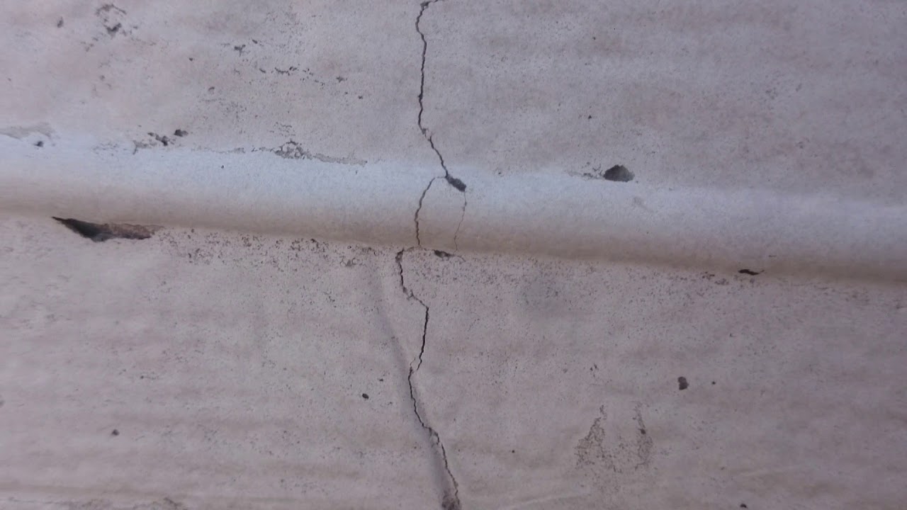 Форум о трещинах заднего. Усадочные трещины в бетоне. Усадочные трещины в стенах. Усадочные трещины армопояса. Трещины в фундаменте.