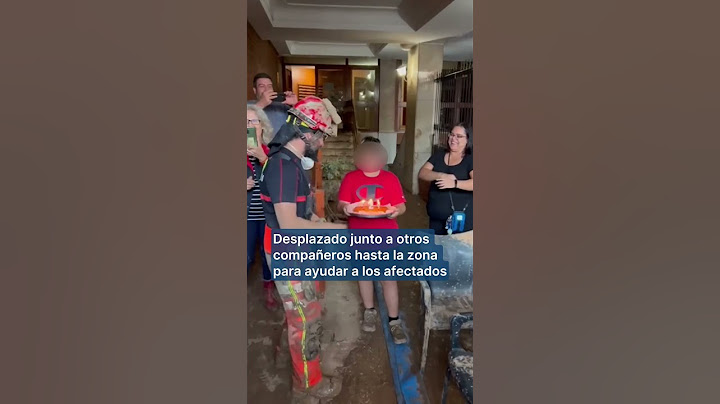 Afectados por la dana cantan a un bombero por su cumpleaños