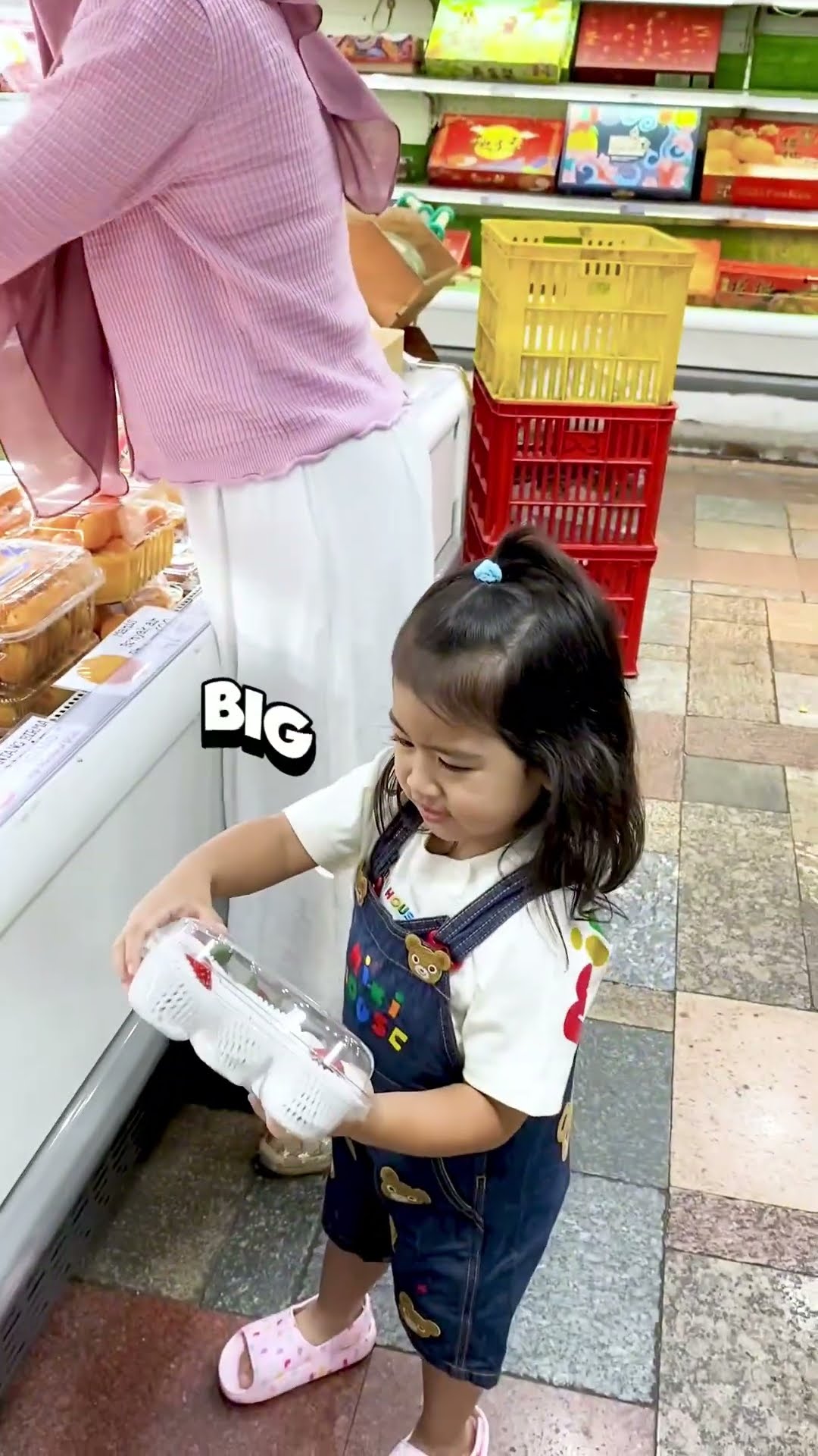 Borong semua Strawberry untuk Moana.. #riaricis